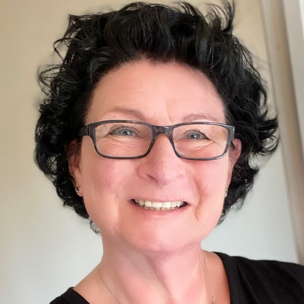 Doro Stach, Associate